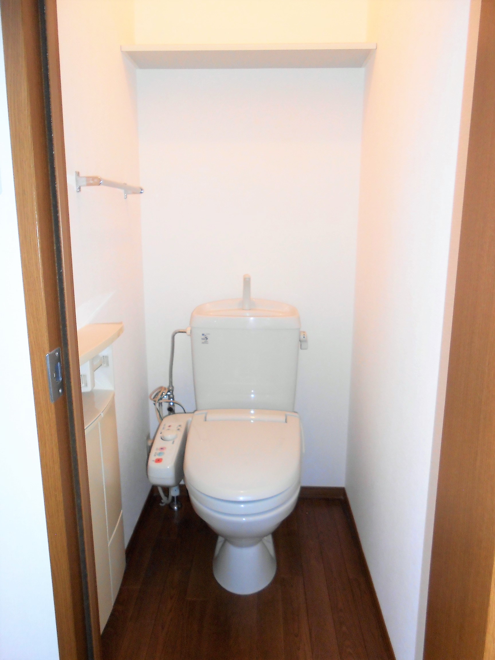 トイレ　棚があり収納スペース確保です！