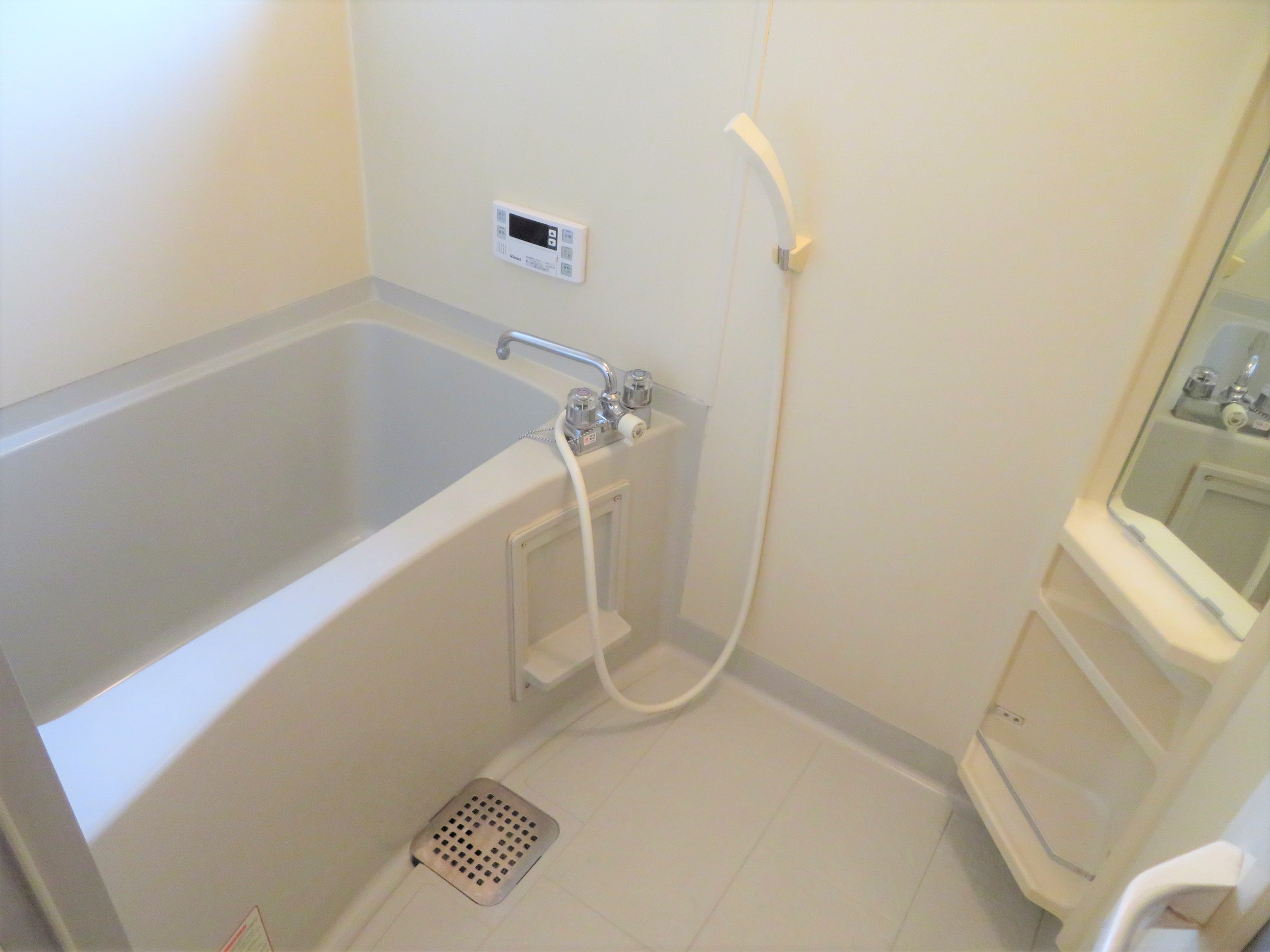 バス・シャワールーム　追い炊き機能付き。窓があり換気できますね！