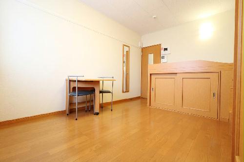 居室・リビング　ベッド下に収納スペースあり！荷物が多くても十分に収まります