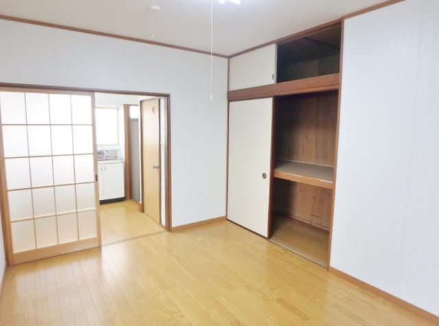 居室・リビング　洋室にも収納あり