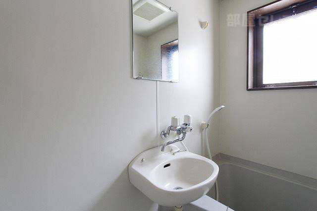 洗面設備　※２０５号室の写真です。