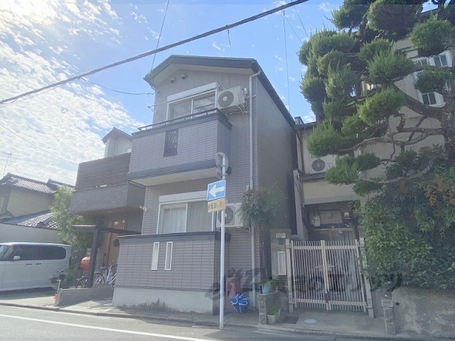 京都市北区小山花ノ木町のアパートの建物外観