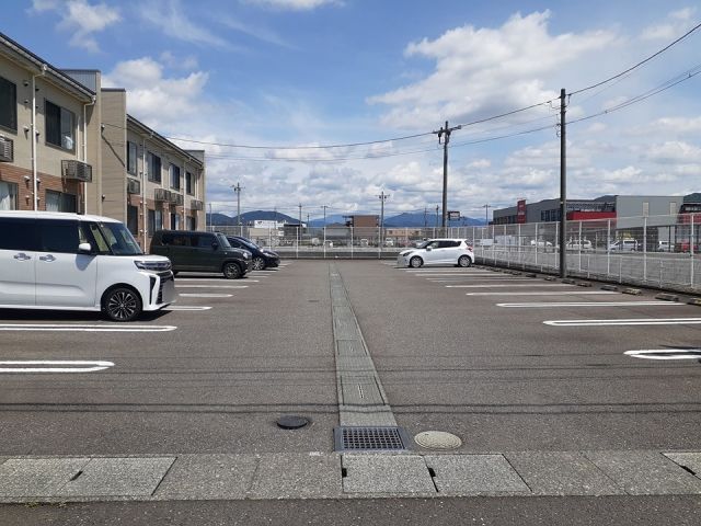 【鯖江市下河端町のアパートの駐車場】