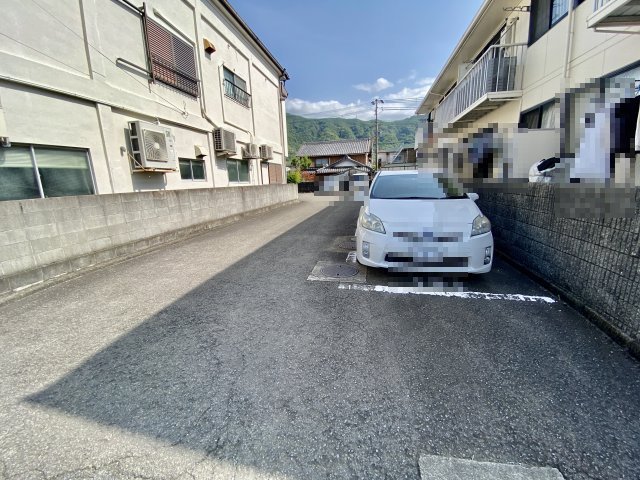 【プレジール名高の駐車場】