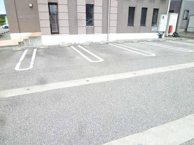 【砺波市太郎丸のマンションの駐車場】