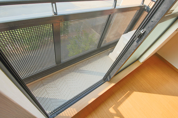 バルコニー　同じ建物の別の部屋
