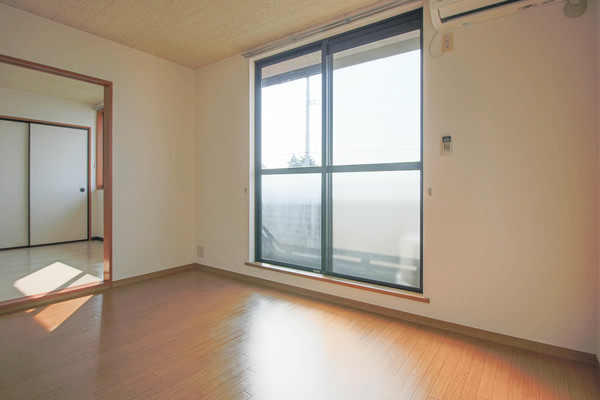 居室・リビング　同じ建物の別の部屋