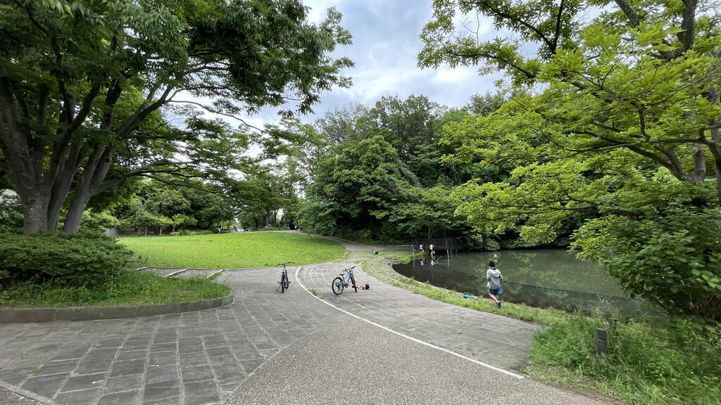 【横浜市青葉区荏田西のアパートの公園】