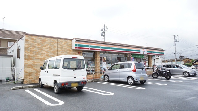 コンビニ　セブンイレブン（コンビニ）まで1825m