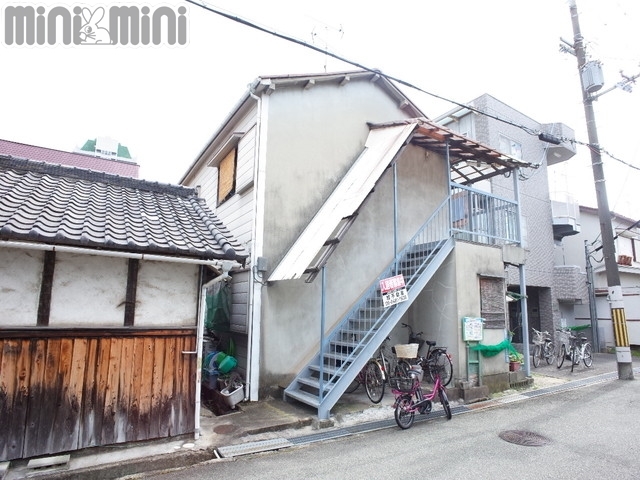 【尼崎市潮江のアパートの建物外観】