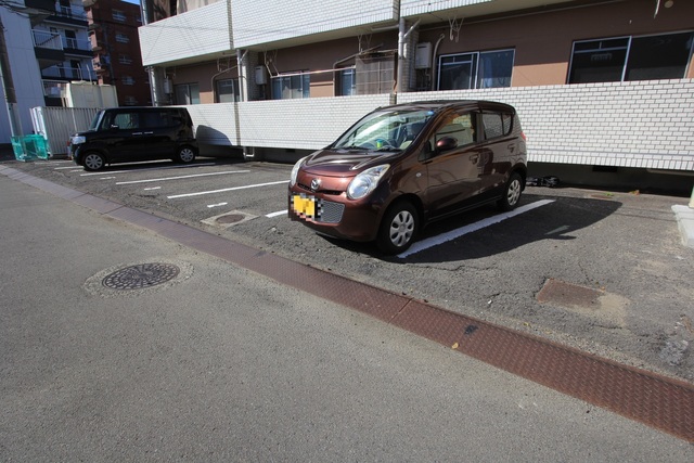 【松山市枝松のマンションの駐車場】