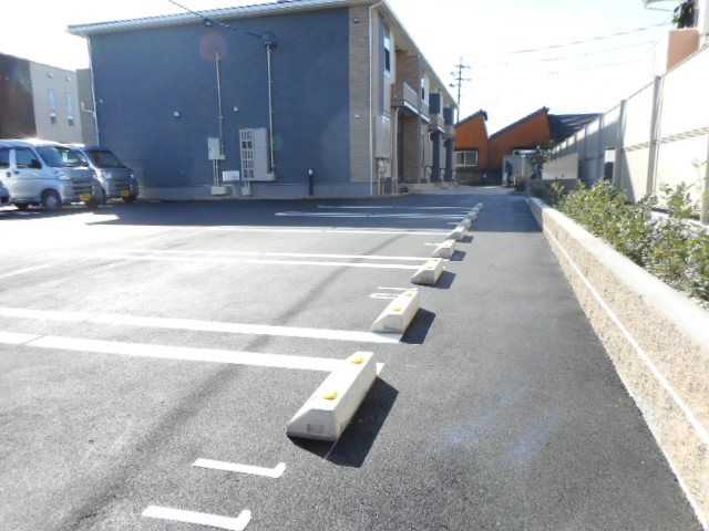 【羽島市上中町長間のアパートの駐車場】