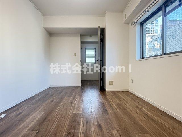 居室・リビング　落ち着いた色調の洋室です