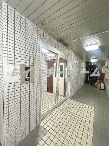 【松戸市西馬橋蔵元町のマンションのエントランス】