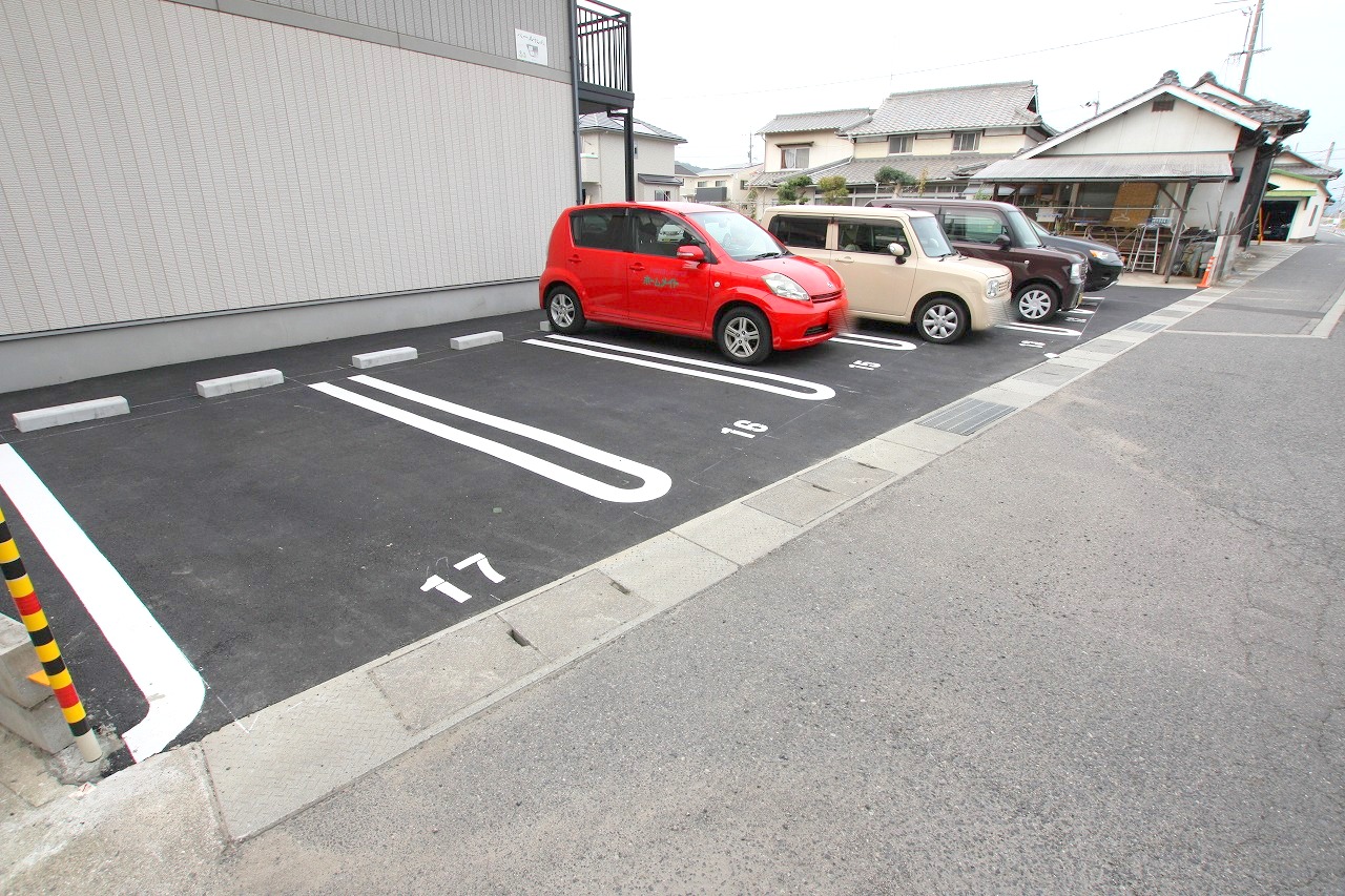 【岡山市北区花尻みどり町のアパートの駐車場】