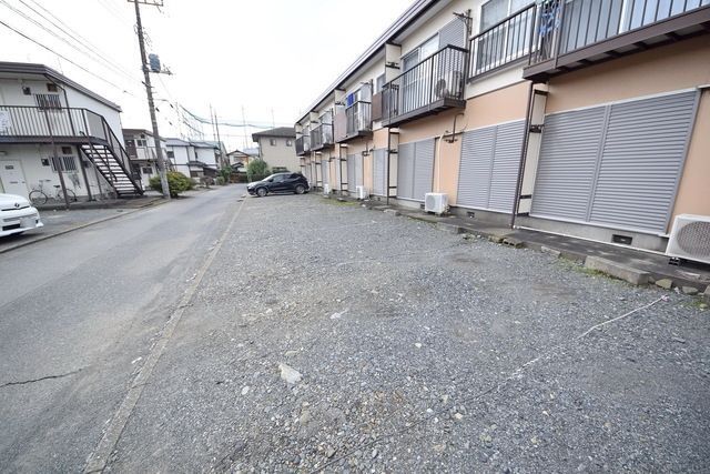 【狭山市大字東三ツ木のアパートの駐車場】