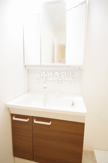 洗面設備　収納付き三面鏡独立洗面台！