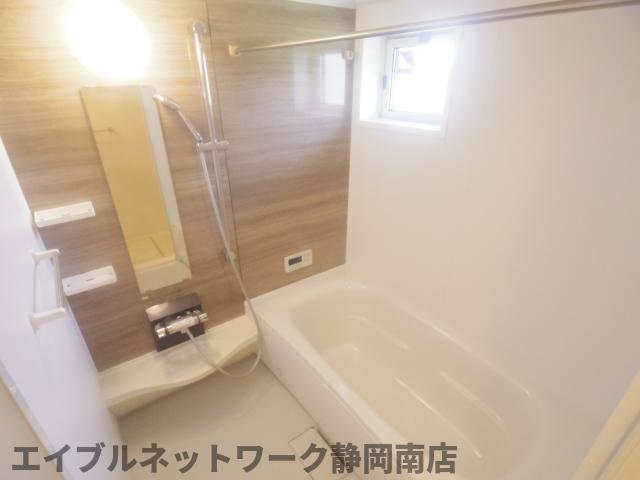 バス・シャワールーム　落ち着いた空間のお風呂です