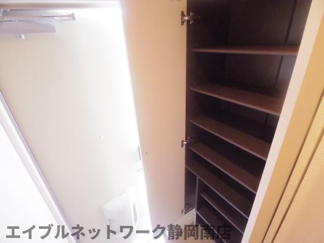 玄関　収納もある玄関です