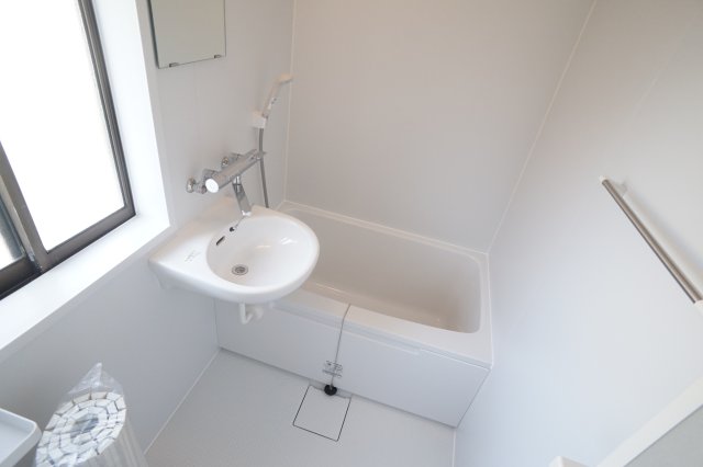 バス・シャワールーム　バス・トイレ別です　2025年新規交換済です