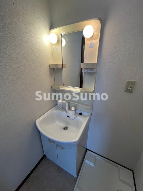 洗面設備　明るい洗面所です