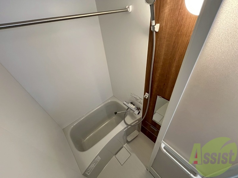 バス・シャワールーム　浴室乾燥機も設置されており、便利ですね。