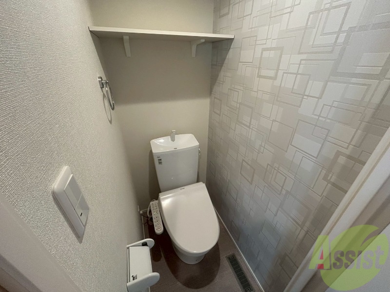 トイレ　棚が付いており、トイレットペーパーなども収納可能です。