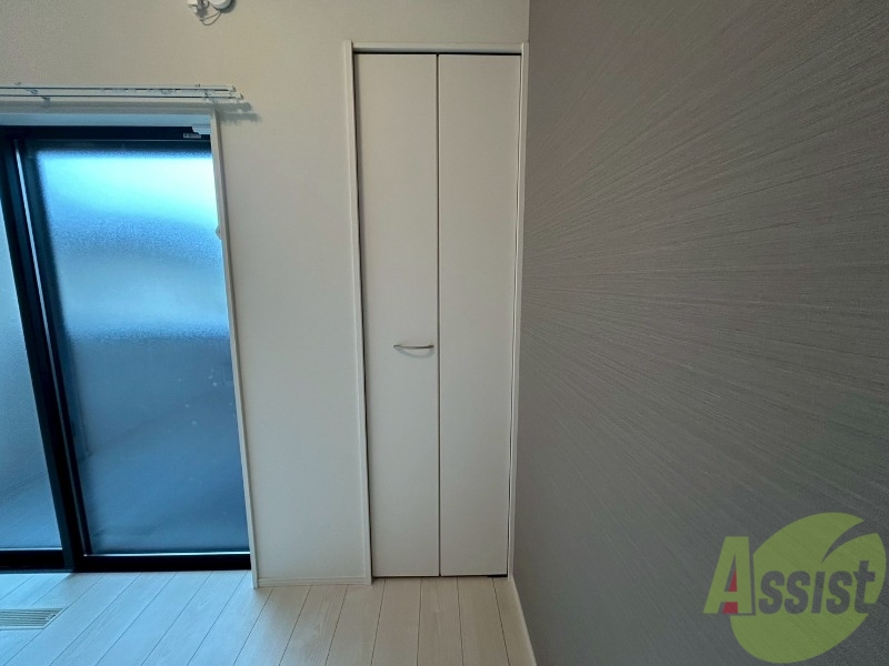 収納　扉が付いているので、収納物が見えないのは良いですね。