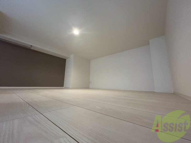 その他部屋・スペース　ロフトは白を基調とされ、広々としております。