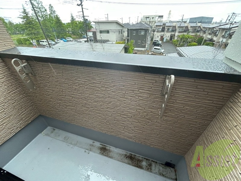 バルコニー　日当たり良好で、お洗濯もしっかり乾かせますね。