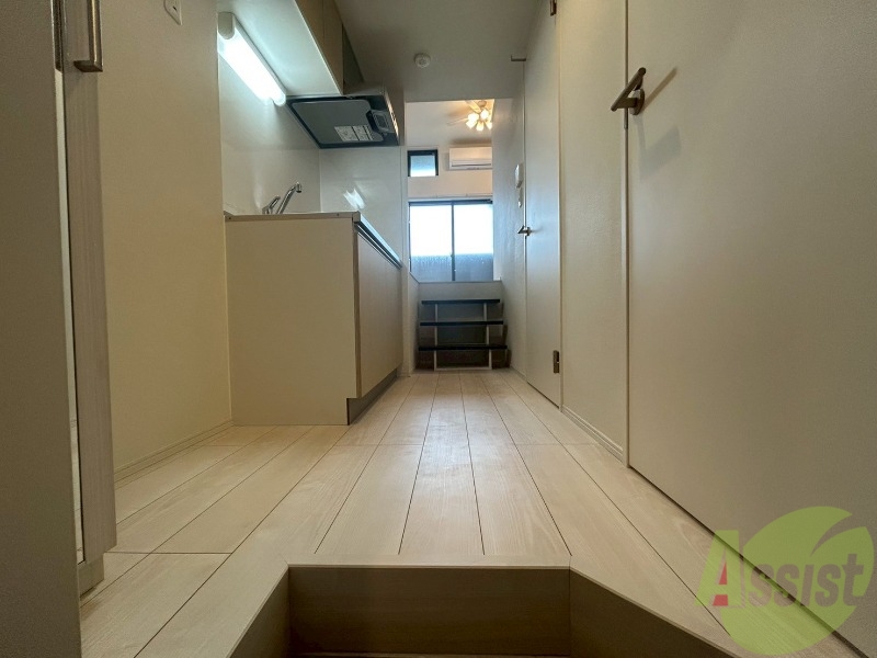 玄関　リビングに上がる階段が付いております。シンプルな玄関先です。