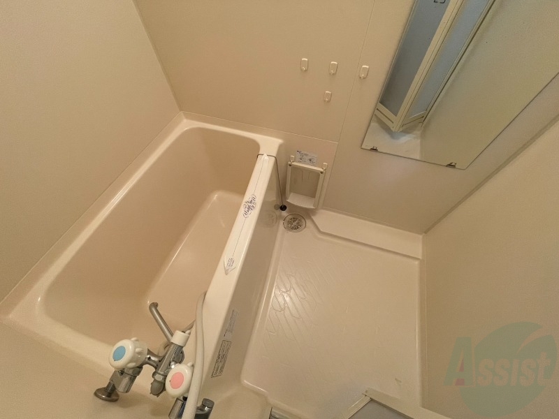 バス・シャワールーム　バスルームは狭すぎず、シャワーも浴びやすそうです。