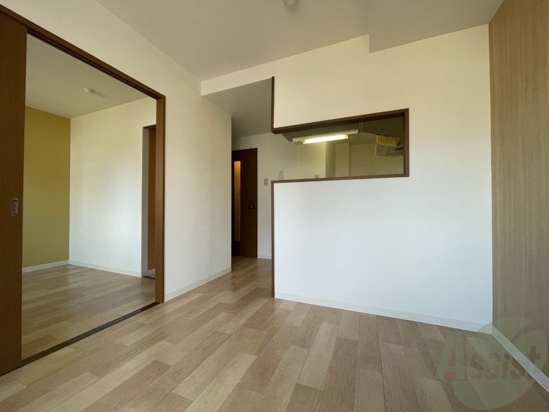 居室・リビング　白さが清潔感を出してくれます。お部屋も明るいですね。