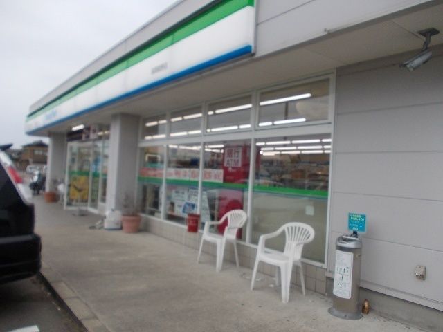 コンビニ　ファミリーマート（コンビニ）まで750m