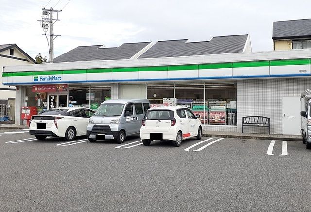 コンビニ　ファミリーマート（コンビニ）まで1100m