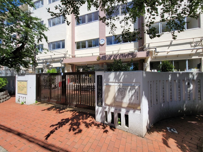 小学校　豊島区立駒込小学校（小学校）まで176m