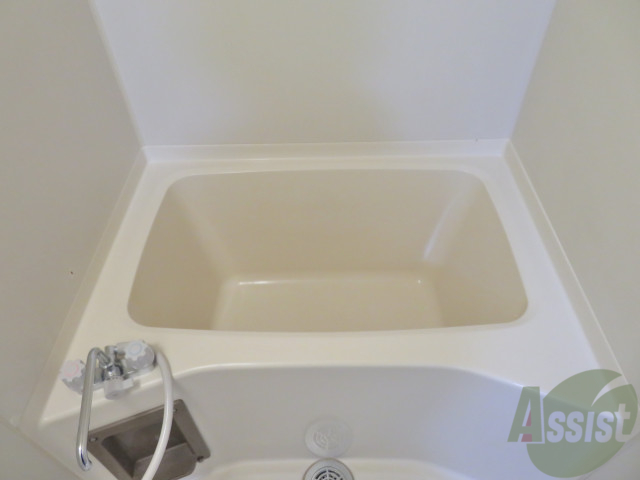 バス・シャワールーム　バスルームは狭すぎず、シャワーも浴びやすそうです。