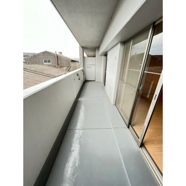 バルコニー　暖かな日差しのふりそそぐバルコニー