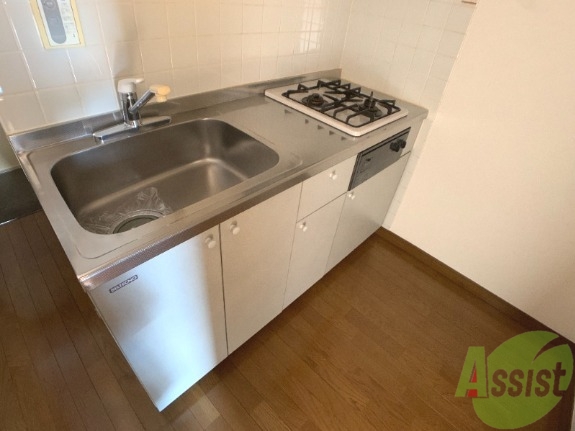 キッチン　キッチン下には棚があり沢山収納できますよ～。