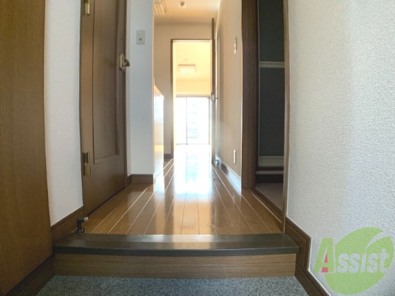 玄関　玄関から撮影しました。敷居が高くなくて安心ですね。