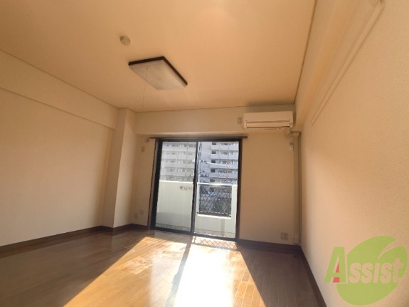 居室・リビング　こちらがリビングです。陽が入ってくるのがわかります。