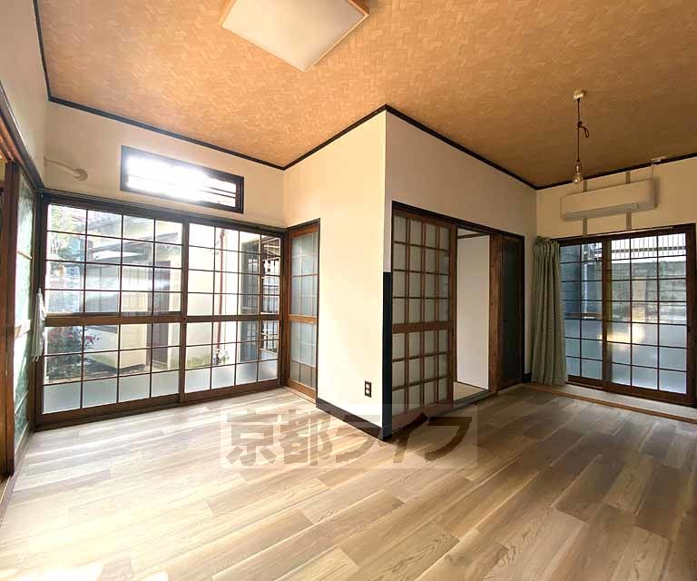居室・リビング　落ち着いた雰囲気のお部屋です