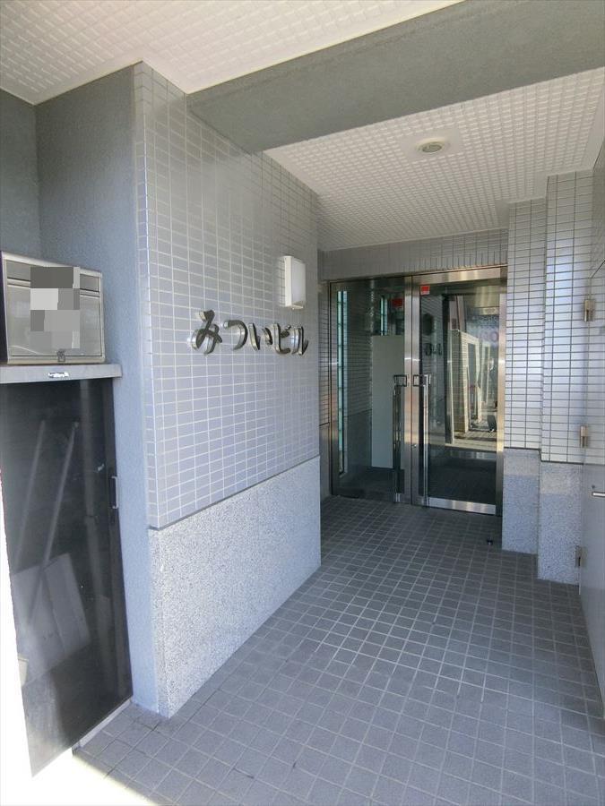 エントランス　エントランス内には宅配ボックス、防犯カメラなどセキュリティも