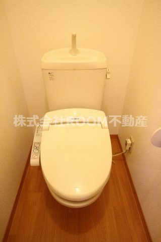 トイレ　落ち着いた色調のトイレです