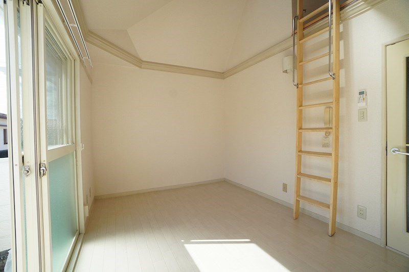 居室・リビング　6帖の洋室になります。