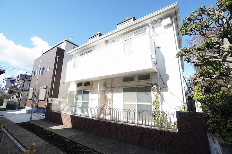 建物外観　白を基調としたシンプルな外観の建物です。