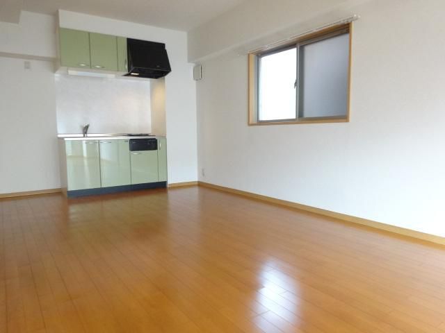 居室・リビング　角部屋で風通しのいいリビングです
