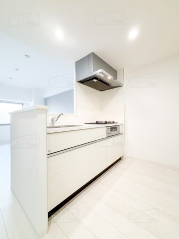 キッチン　3口コンロ・グリル付きの使いやすいシステムキッチンです♪