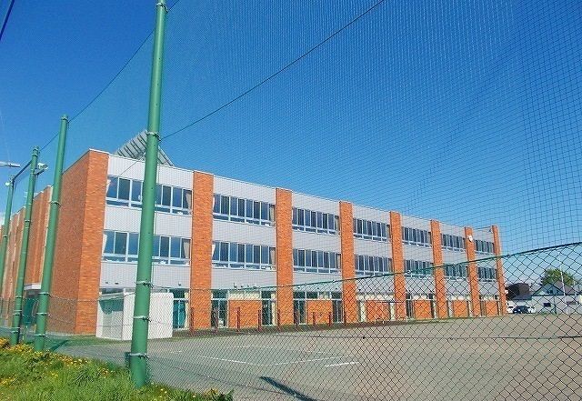 小学校　岩見沢市立岩見沢小学校（小学校）まで2000m