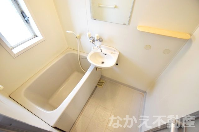 バス・シャワールーム　コンパクトで使いやすいお風呂です